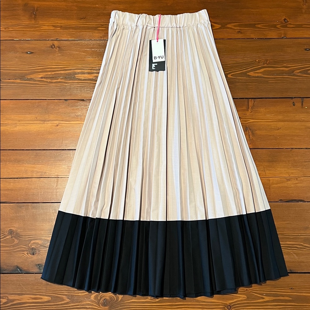 NWT - B-YU Pleated Skirt - Size Med - Made in Italy